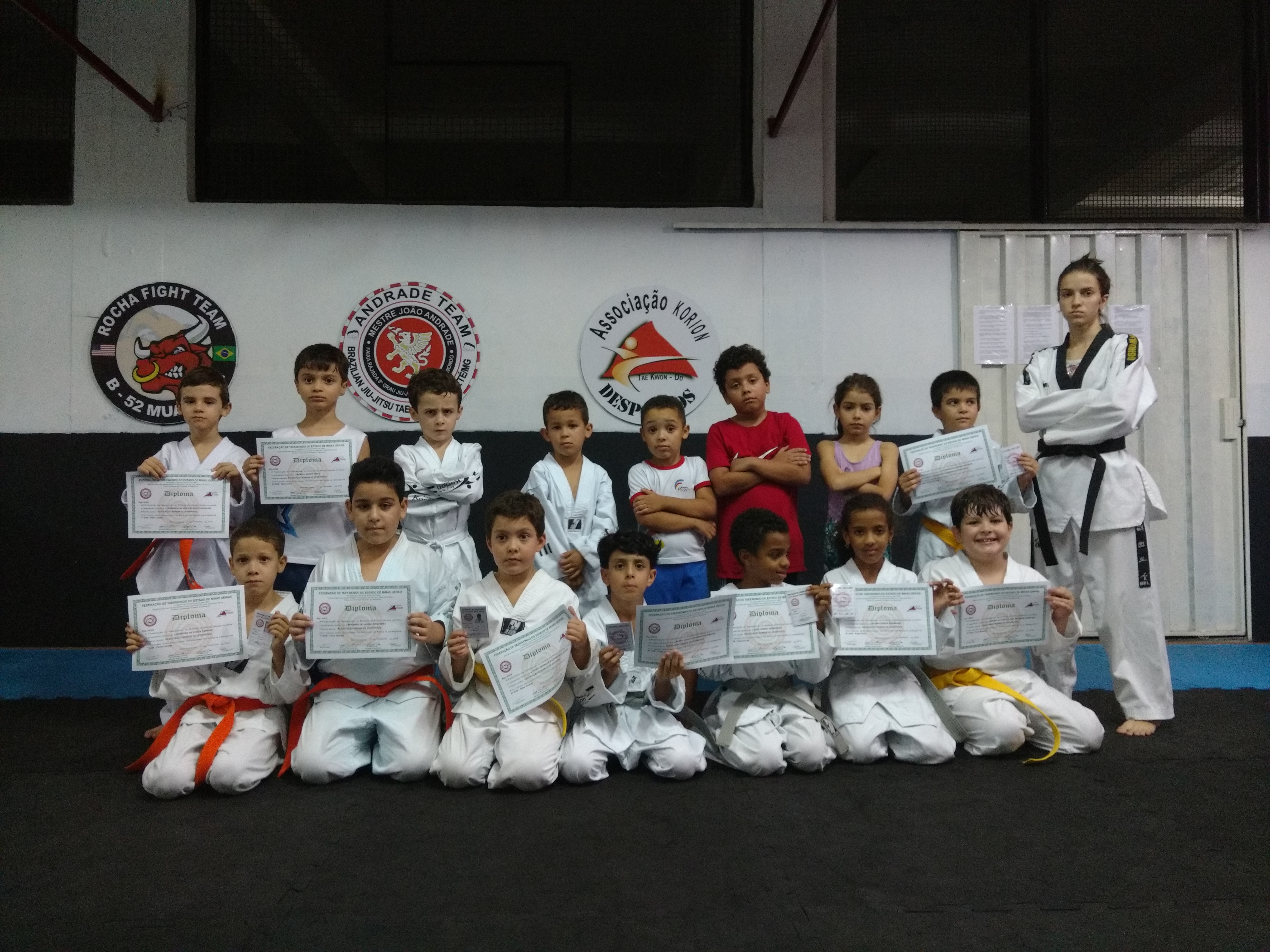 Imagem Alunos Recebem Diplomas 01