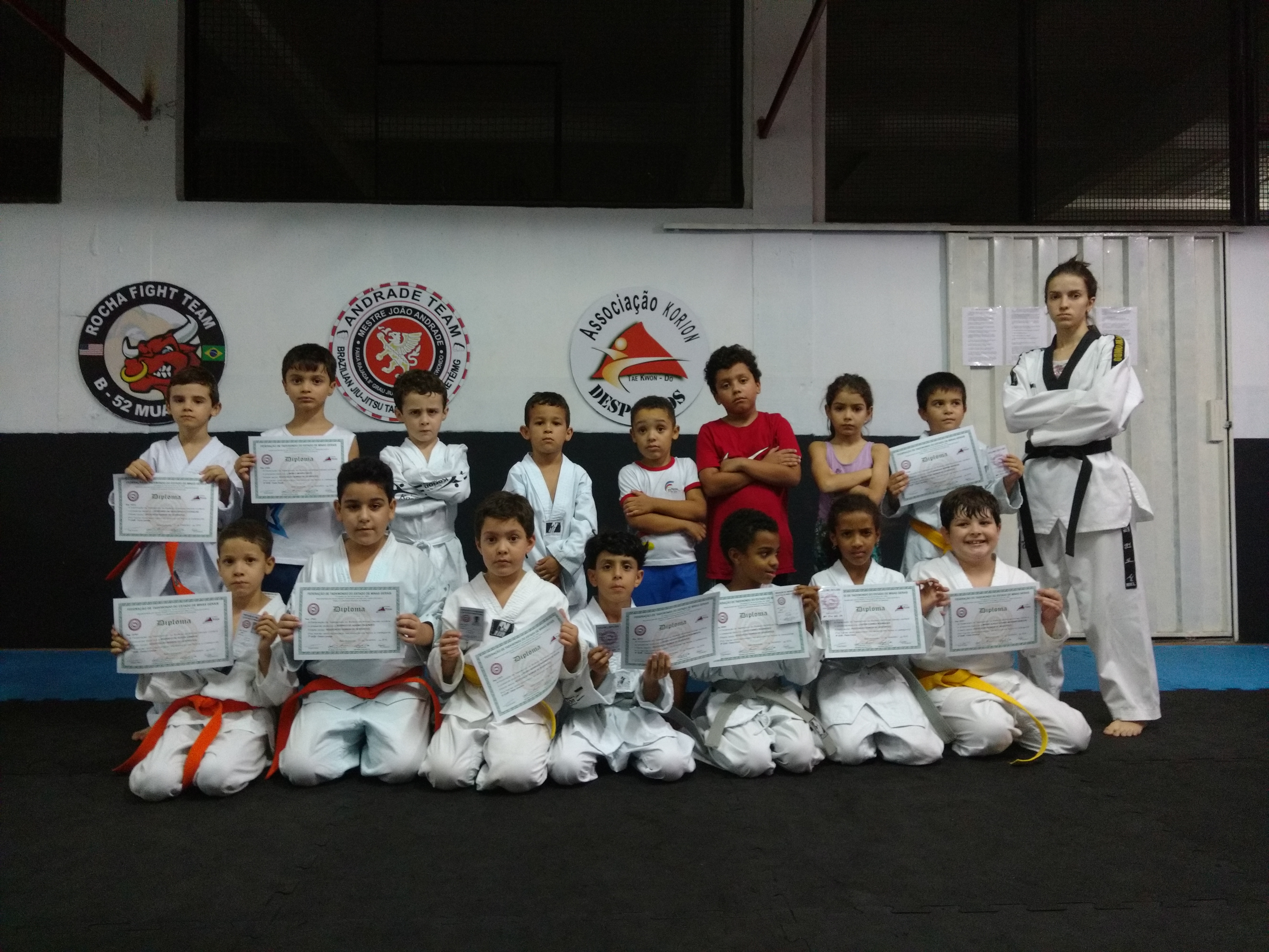 Imagem Alunos Recebem Diplomas 02