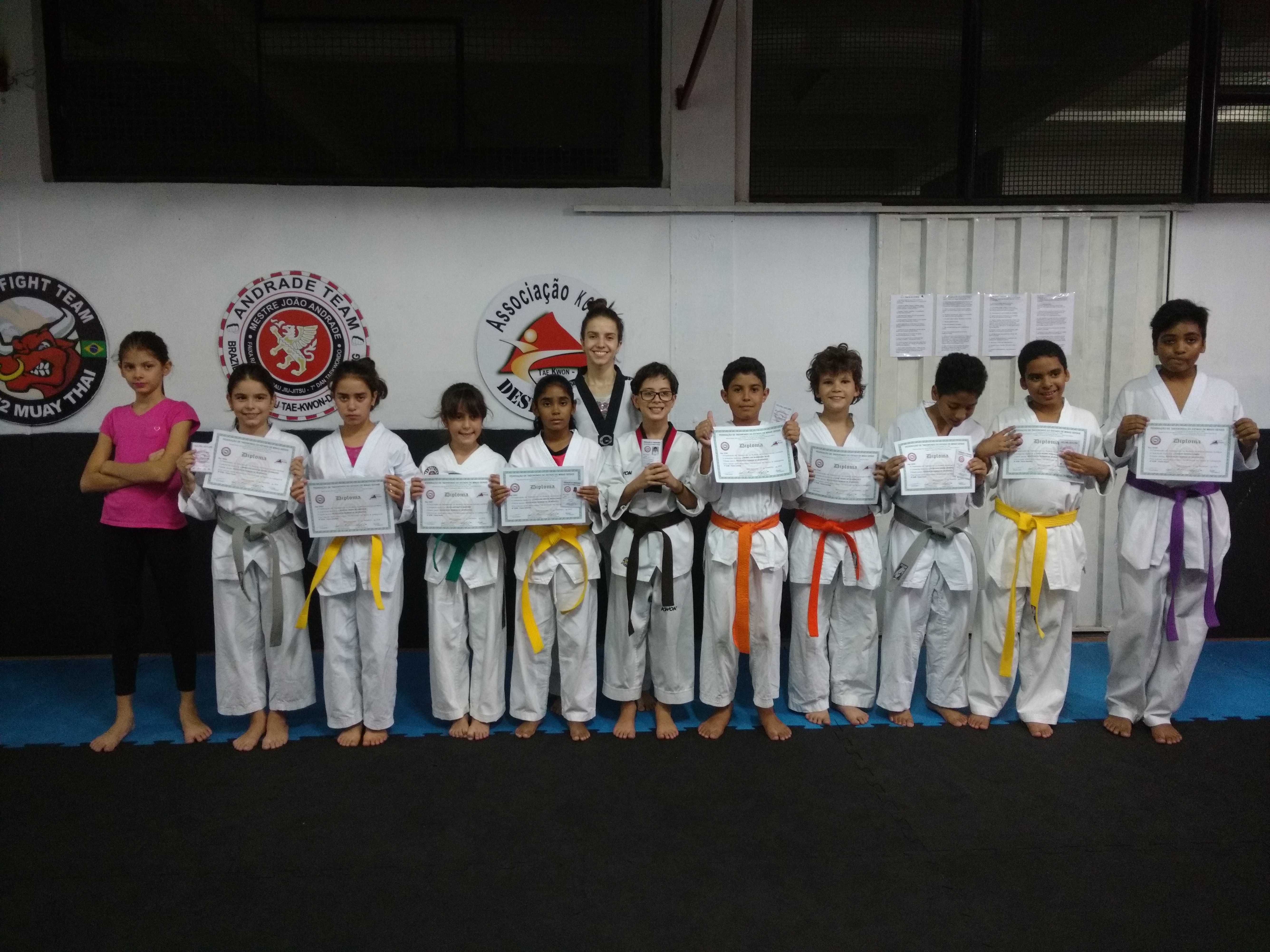 Imagem Alunos Recebem Diplomas 05