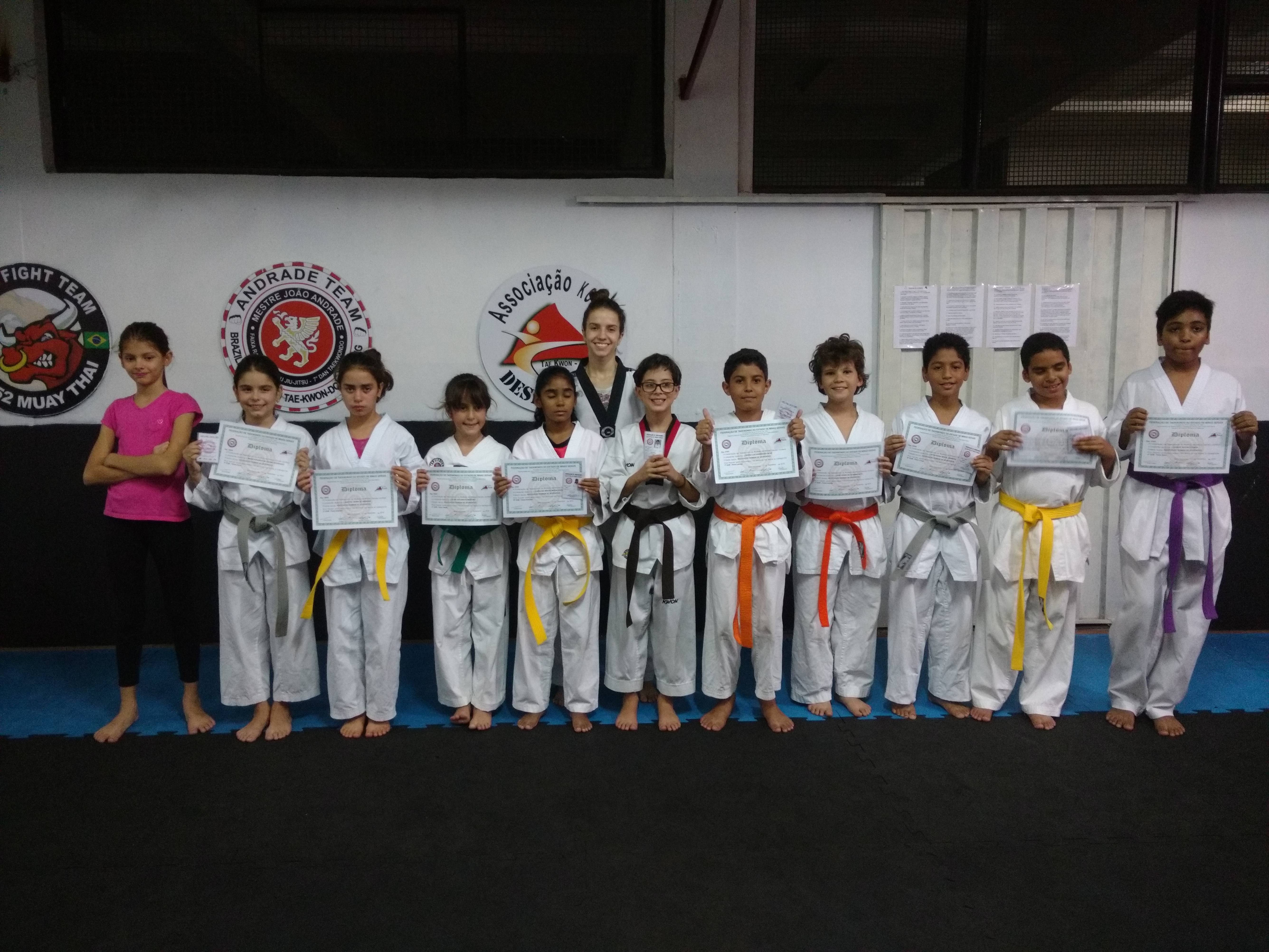 Imagem Alunos Recebem Diplomas 06