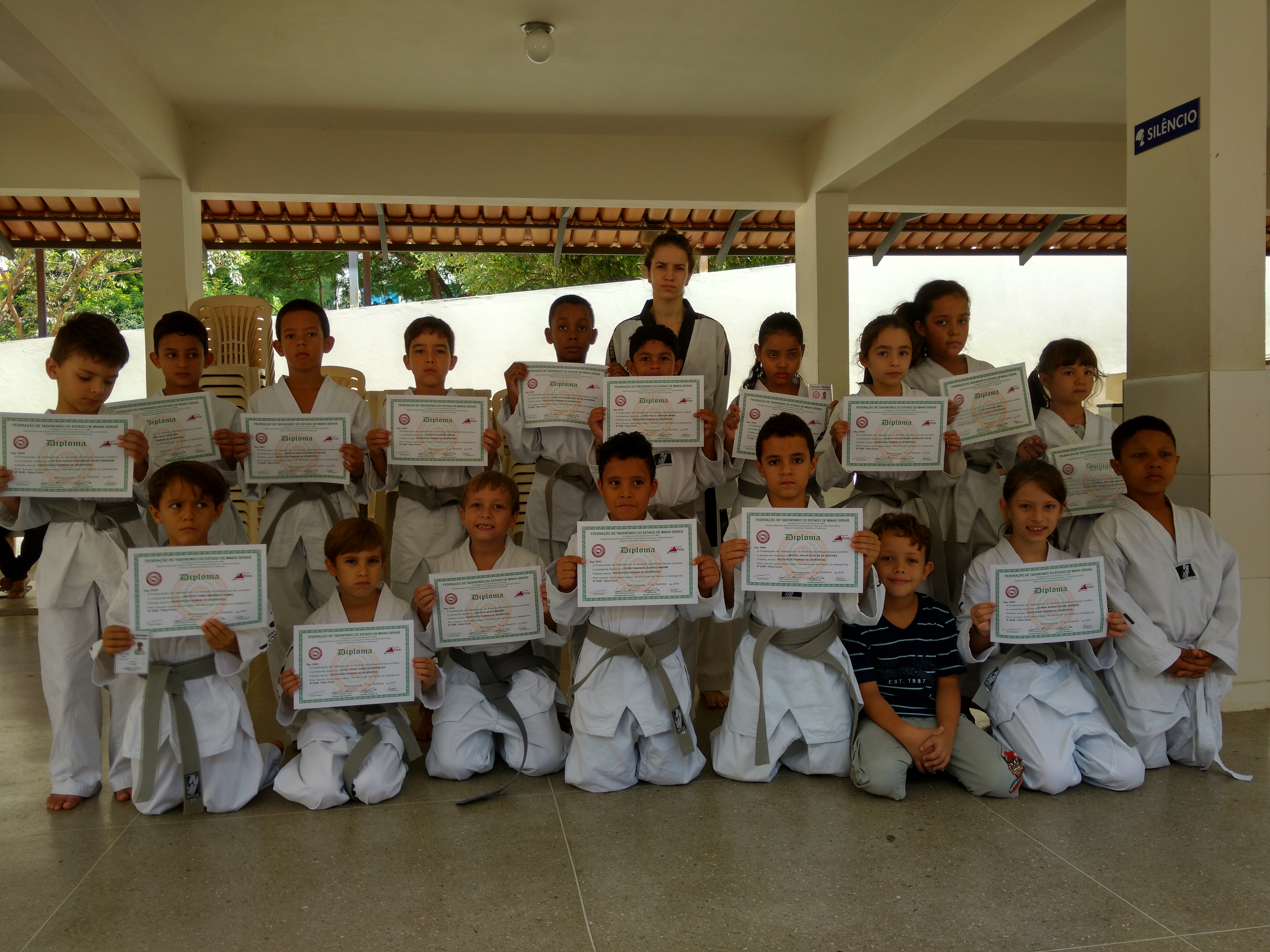 Imagem Alunos Recebem Diplomas Projeto Escola Menino Jesus 01