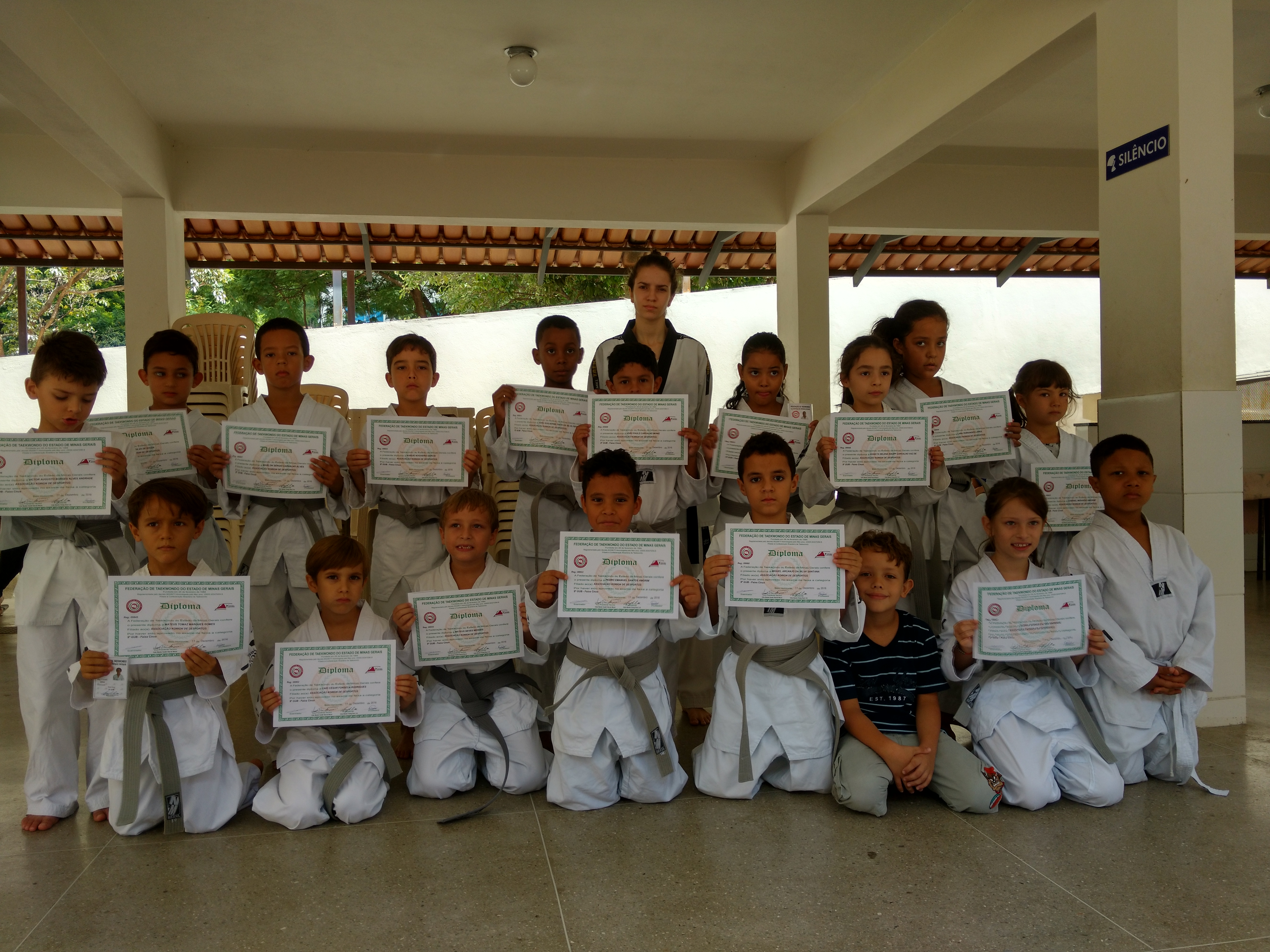Imagem Alunos Recebem Diplomas Projeto Escola Menino Jesus 02
