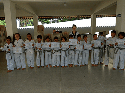 Imagem Alunos Recebem Diplomas Projeto Escola Menino Jesus